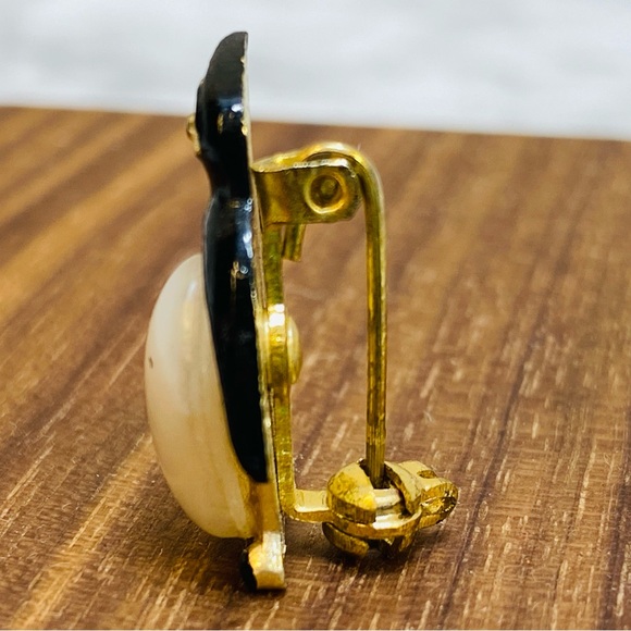 Vintage Faux Pearl Black Enamel Penguin Pin Brooch MCM Lapel Dainty Bird - Picture 3 of 7